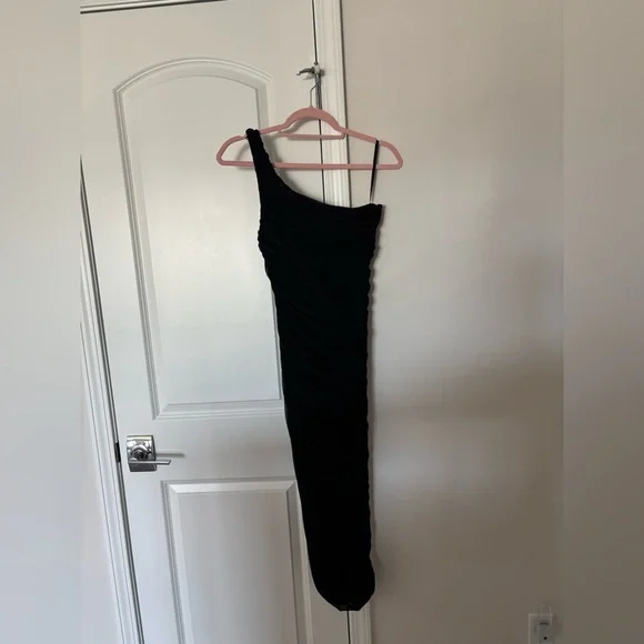 Aritiza Babaton Luxor | One-Shoulder Dress in Black - Picture 2 of 3